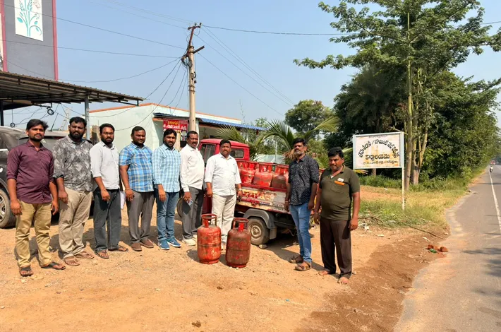 రాజారాంపల్లిలో గ్యాస్ సిలిండర్లపై అధికారుల తనిఖీలు