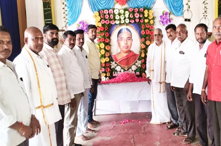 రిటైర్డ్ హెడ్మాస్టర్ సతీమణి మృతికి నివాళులు 