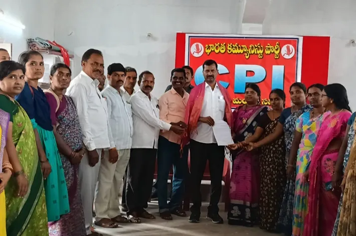 వీఓఏల సమస్యలు పరిష్కరించాలి...