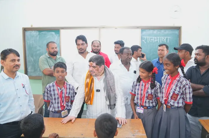 విద్యార్థులతో మంత్రి సరదా ముచ్చట్లు