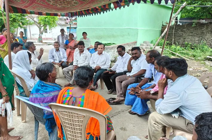మృతి చెందిన హమాలి కుటుంబాన్ని పరామర్శించిన