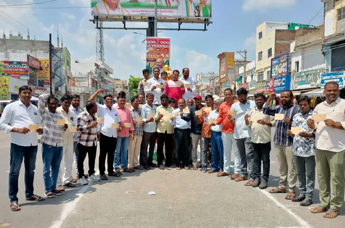 జర్నలిస్టులకు క్యాష్ లెస్ హెల్త్ కార్డులు, ఇళ్ల స్థలాలు ఇవ్వాలి 