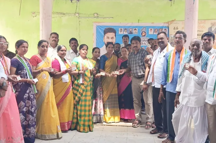 లబ్ధిదారులకు స్మార్ట్ రేషన్ కార్డుల పంపిణీ