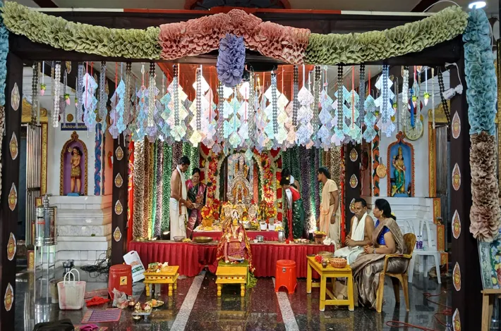 ధనలక్ష్మిగా దుర్గమ్మ..నోట్లతో అలంకరణ
