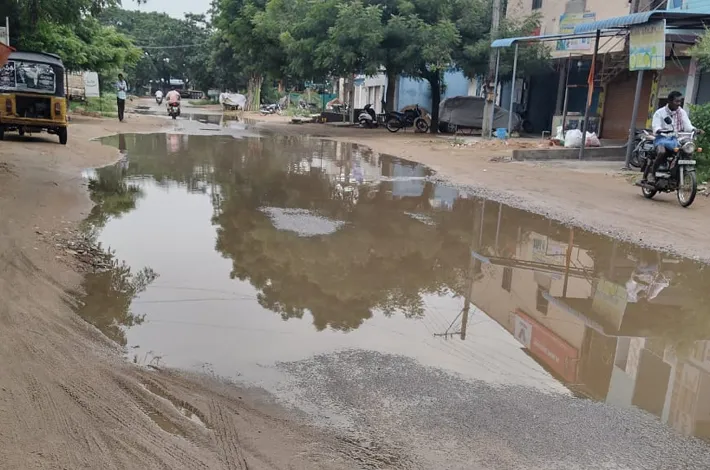 జలమయంగా మారుతున్న ప్రధాన రహదారి.. పట్టించుకోని పాలకవర్గం