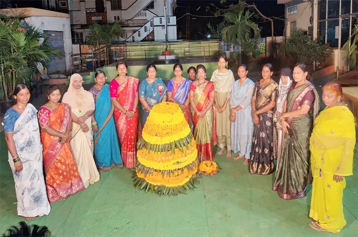 మున్సిపాలిటీ కార్యాలయంలో ఘనంగా బతుకమ్మ వేడుకలు