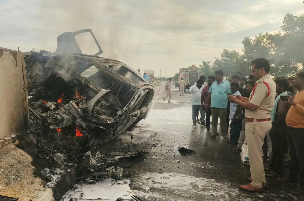 డివైడర్‌ను ఢీకొని కారు దగ్ధం: వ్యక్తి సజీవదహనం!           