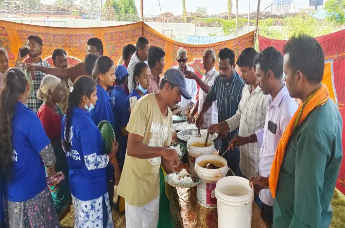 ఎమ్మెల్యే ఆధ్వర్యంలో రోగులకు అన్నదానం
