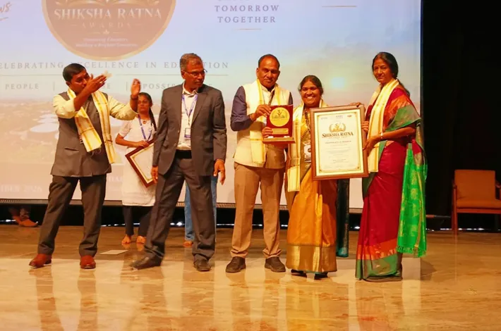 శిక్ష రత్న అవార్డు అందుకున్న సోషల్ వెల్ఫేర్ ప్రిన్సిపాల్