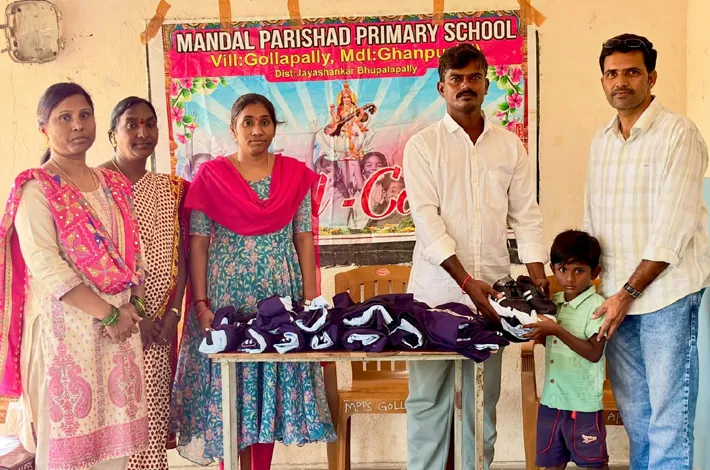 విద్యార్థులకు యూనిఫామ్, షూస్ ల పంపిణీ