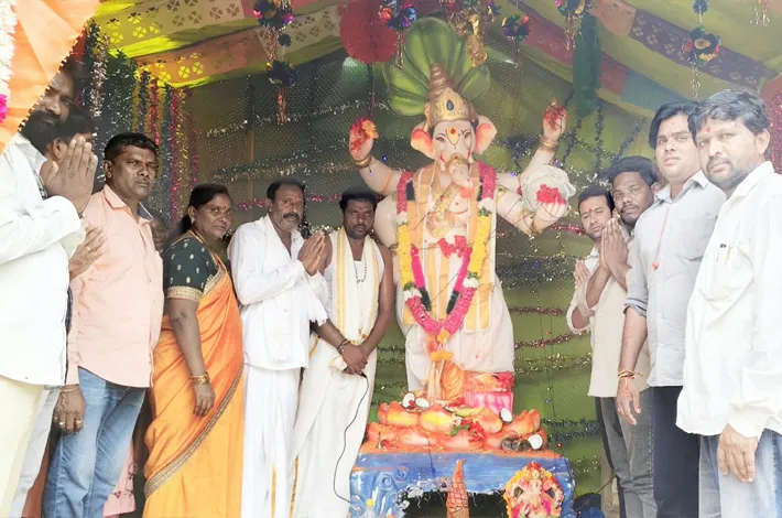 జీళ్ళచెరువులో పూజలు