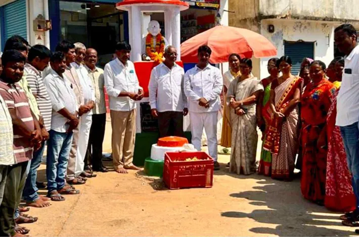 గాంధీ జయంతి సందర్భంగా ఘన నివాళులు