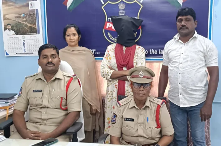 కండక్టర్‌ను నెట్టివేసిన మహిళ అరెస్టు