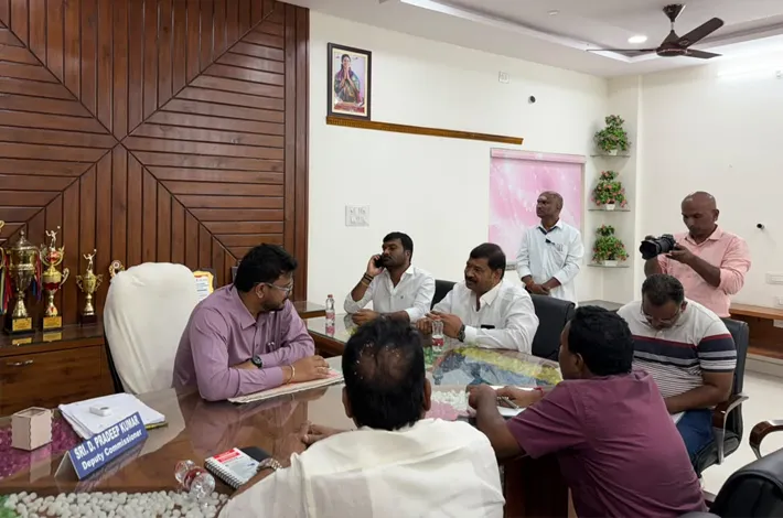 పటేల్‌గూడ వార్డు కార్యాలయాన్ని సందర్శించిన జోనల్ కమిషనర్