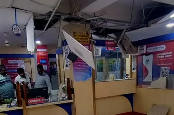 యూనియన్ బ్యాంకులో ఒక్కసారిగా కుప్పకూలిన ఫాల్స్‌ సీలింగ్