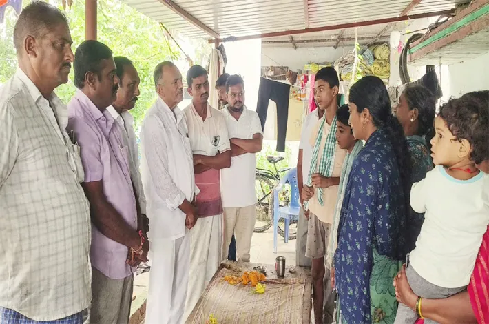 మృతుల కుటుంబాలకు మాజీ ఎమ్మెల్యే గండ్ర పరామర్శ