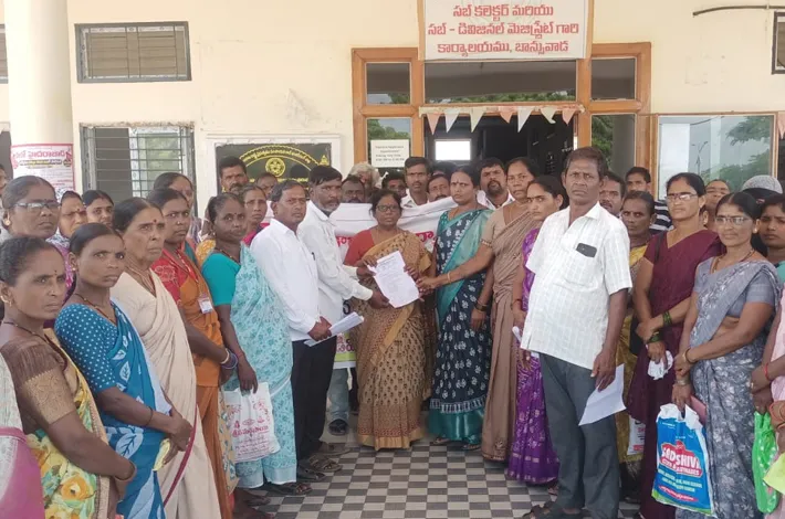 మధ్యాహ్నం భోజన కార్మికుల సమస్య పరిష్కరించాలి...