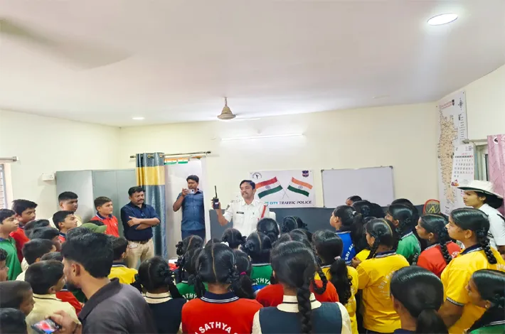 పోలీస్ ఫ్లాగ్ డే విద్యార్థులకు రోడ్డు భద్రత దుష్ప్రభావాలపై అవగాహన