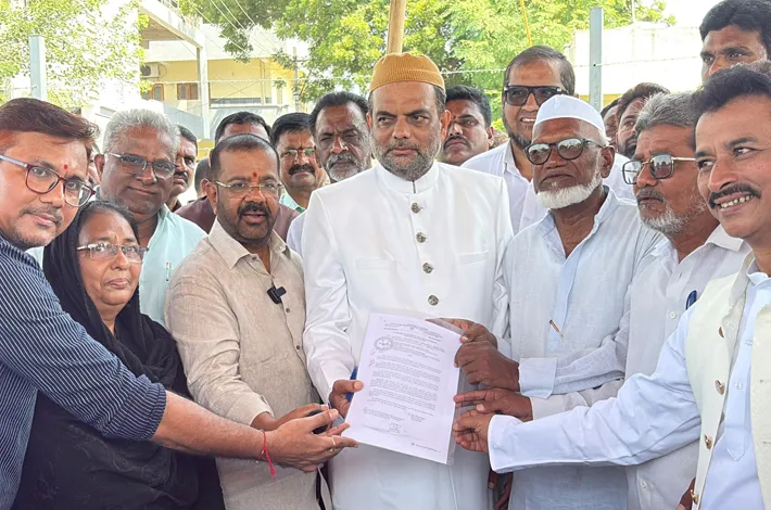 షాదీఖానా స్థల కేటాయింపు పత్రం అందజేసిన ఎమ్మెల్యే 