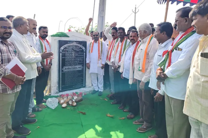 రూ.35 లక్షల సీసీ రోడ్డుకు ఎమ్మెల్యే శంకుస్థాపన