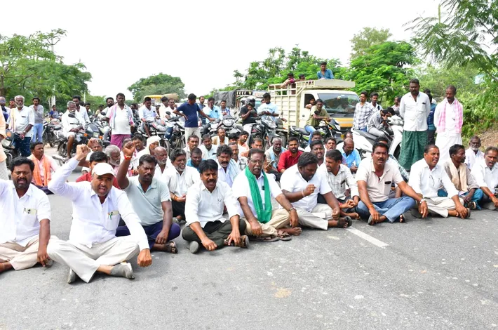 అప్రకటిత విద్యుత్ కోతలపై రైతుల ధర్నా