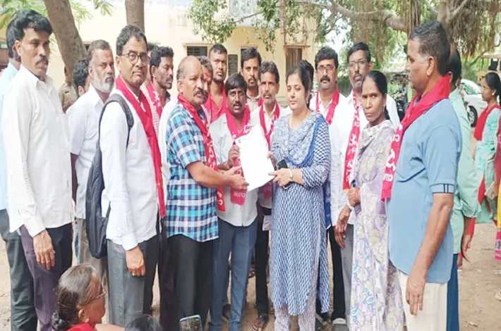 అర్హులైన పేదలకు ఇండ్ల స్థలాలు ఇవ్వాలి 