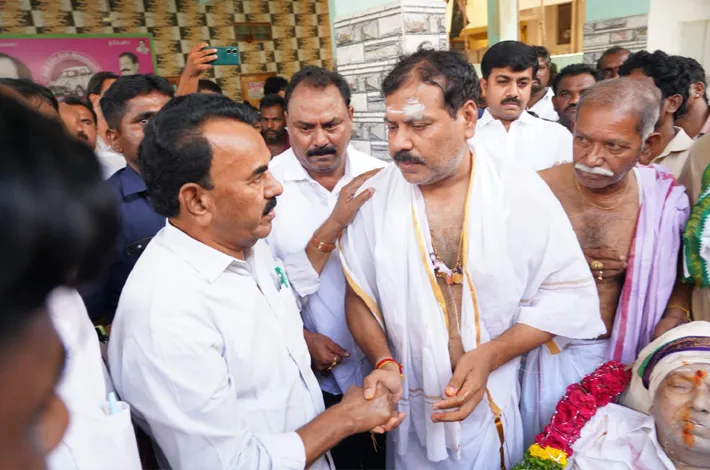 బీరం లక్ష్మారెడ్డికి మంత్రి జూపల్లి నివాళి