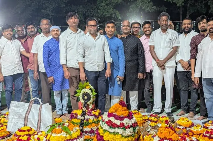 పూలలో అందం..బతుకమ్మతో బంధం!