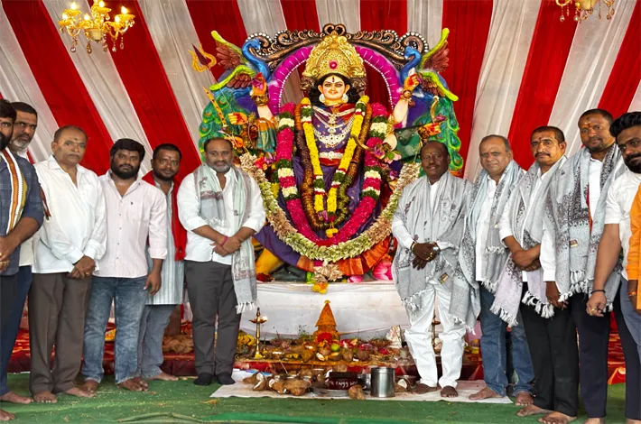 నవరాత్రి ఉత్సవాల్లో పాల్గొన్న బీఆర్ఎస్ ఇన్‌చార్జ్ ఆదర్శ్ రెడ్డి