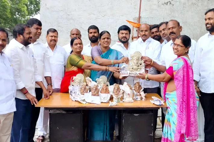 మట్టి వినాయక ప్రతిమలను ప్రతిష్ఠించి పూజించాలి