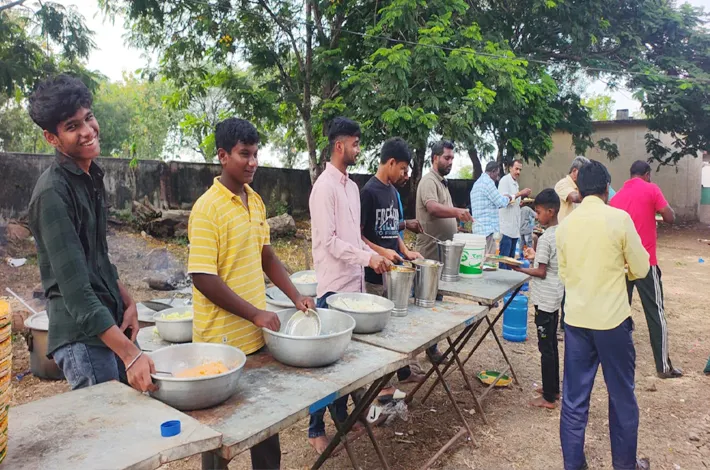దుర్గామాత వద్ద అన్న ప్రసాదం