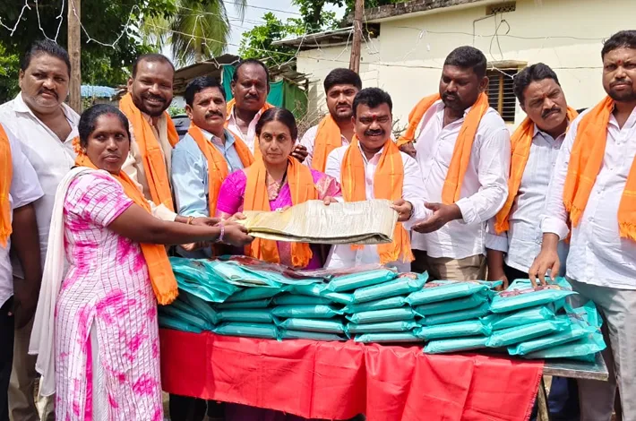 శాంతినగర్‌లో మహిళలకు 40 చీరల పంపిణీ