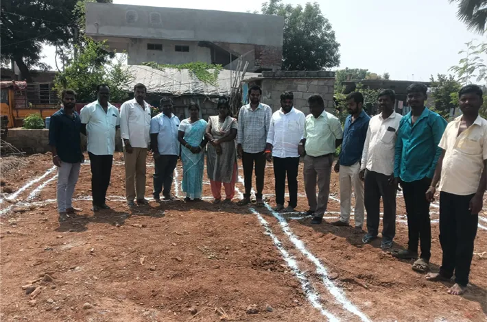 బందారంలో ఇందిరమ్మ ఇంటికి ముగ్గు పోత