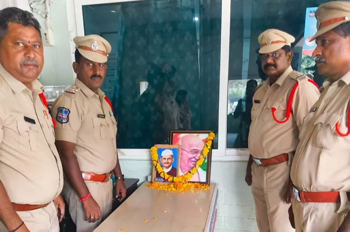 సత్యం అహింస మార్గాలు ప్రజలకు ఆదర్శం..