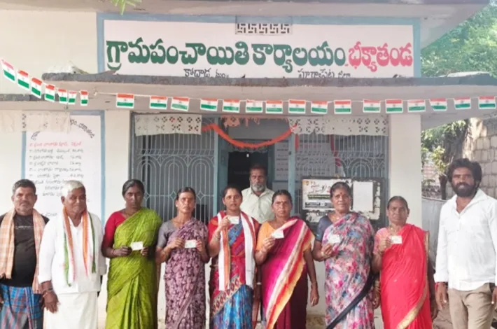 గ్రామంలో స్మార్ట్ రేషన్ కార్డుల పంపిణీ