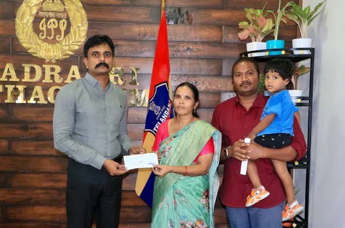 హెడ్ కానిస్టేబుల్ కుటుంబానికి చెక్కును అందజేసిన ఎస్పీ