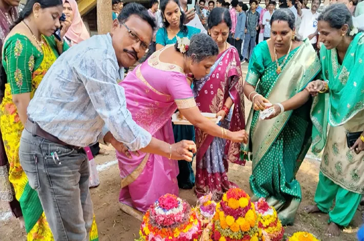 డిగ్రీ కళాశాలలో ఘనంగా బతుకమ్మ సంబరాలు