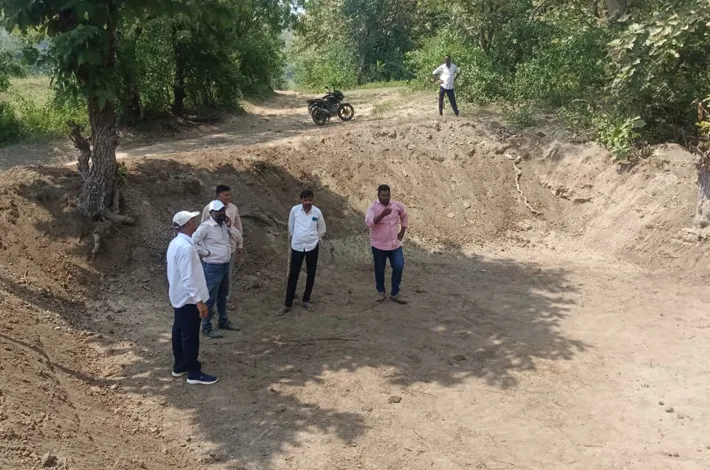 ఫామ్ ఫండ్ పనులను పరిశీలించిన ఎంపీడీవో