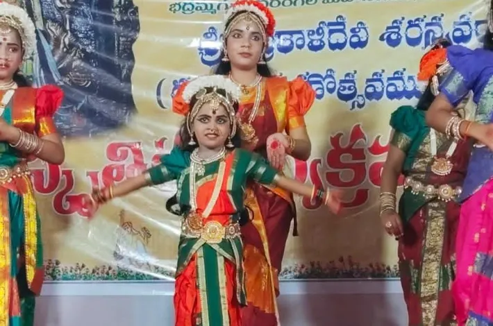 ఆకట్టుకున్న చిన్నారి ప్రదర్శన