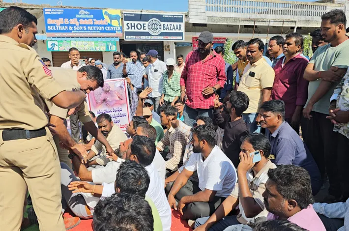 భీంగల్ పోలీస్ స్టేషన్‌లో టీ వ్యాపారి ఆత్మహత్యాయత్నం