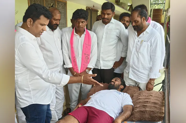 ఫార్మసిస్ట్ నాగరాజును పరామర్శించిన మాజీ ఎమ్మెల్యే