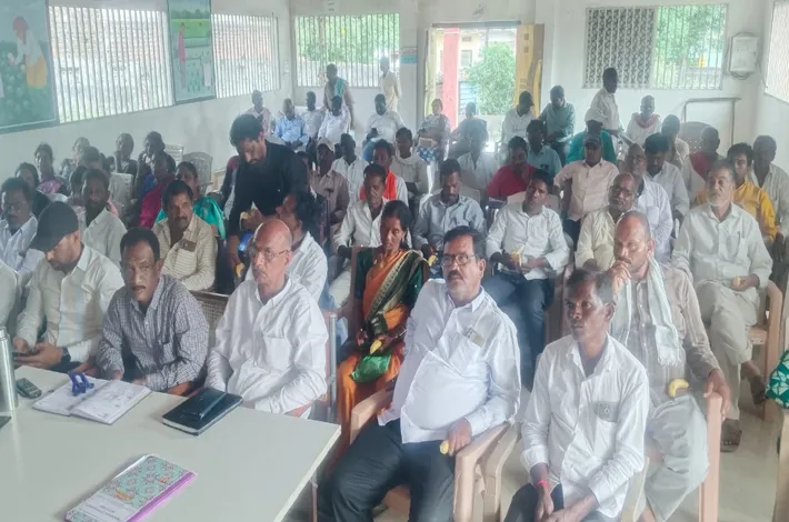 ముఖ్యమంత్రి ప్రసంగాన్ని విన్న మండల అధికారులు రైతులు