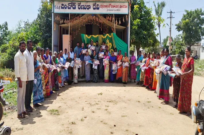 మహిళలకు చీరల పంపిణీ