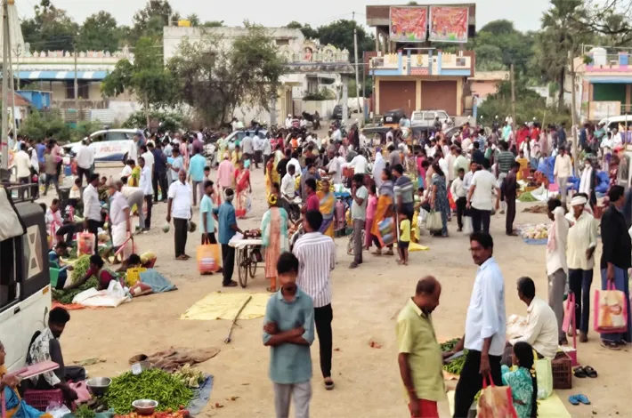 ప్రధాన రహదారి నుండి సంతను గ్రౌండ్‌లోకి తరలింపు