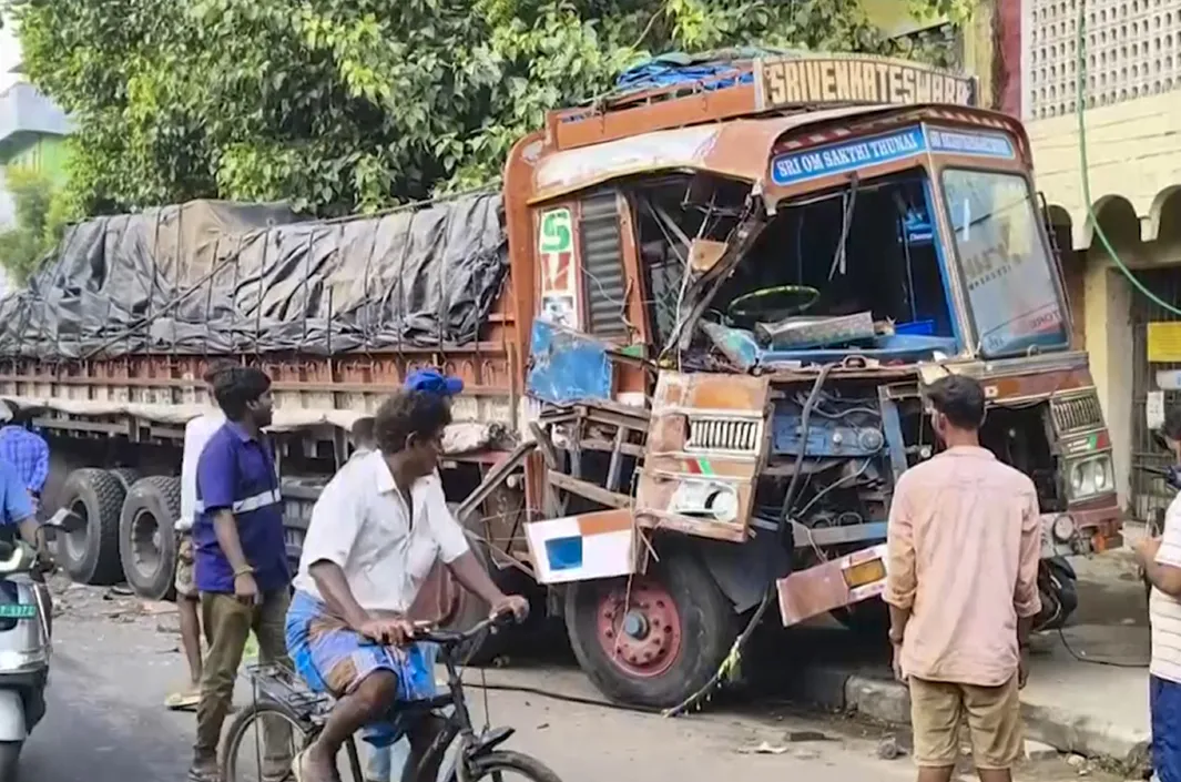 గ్రానైట్ లారీ బీభత్సం