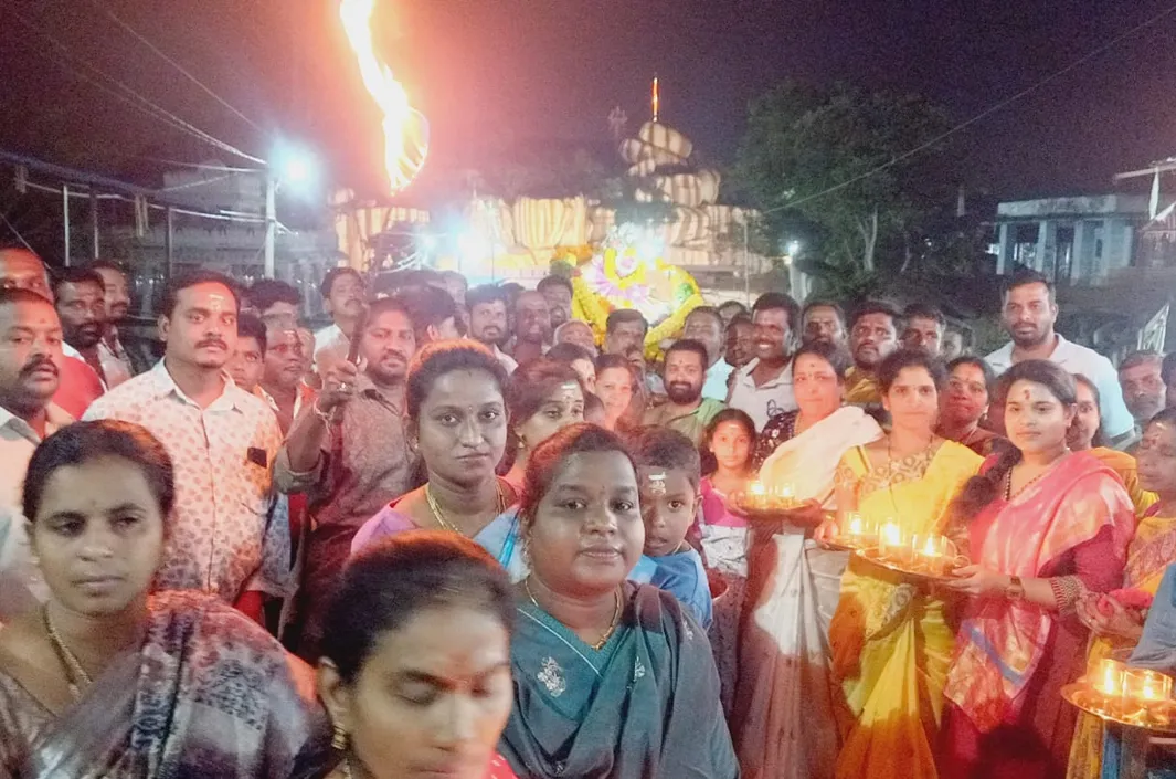కమనీయం.. రమనీయంగా వనదుర్గమ్మ పల్లకి సేవ