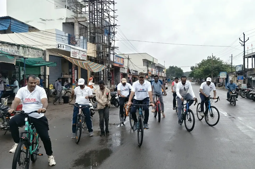 పోలీసుల సైక్లింగ్