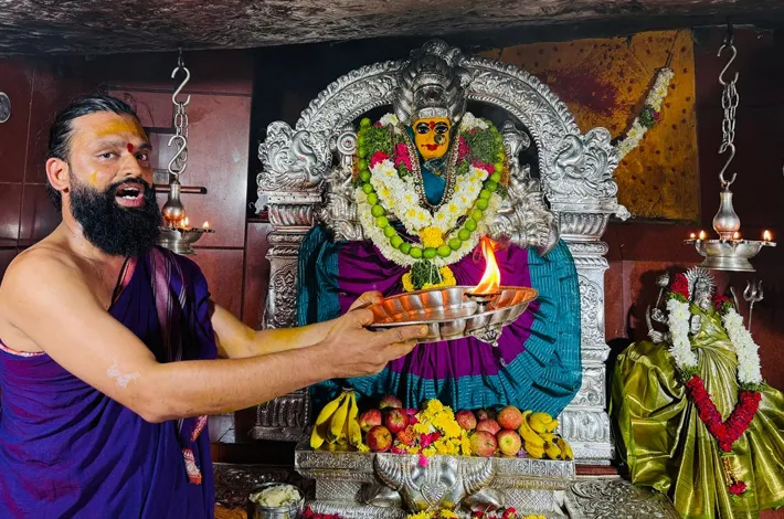 భక్తులతో కిక్కిరిసిన వనదుర్గమ్మ వనం