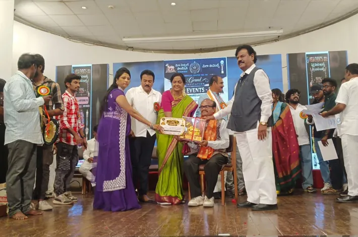 అవార్డు అందుకున్న రిటైర్డ్ హెచ్‎ఎం
