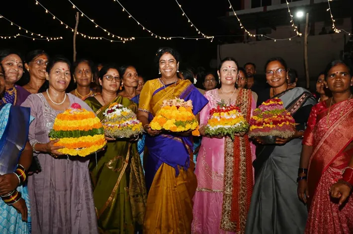 తెలంగాణ సంస్కృతికి బతుకమ్మ పండుగ ప్రతీక